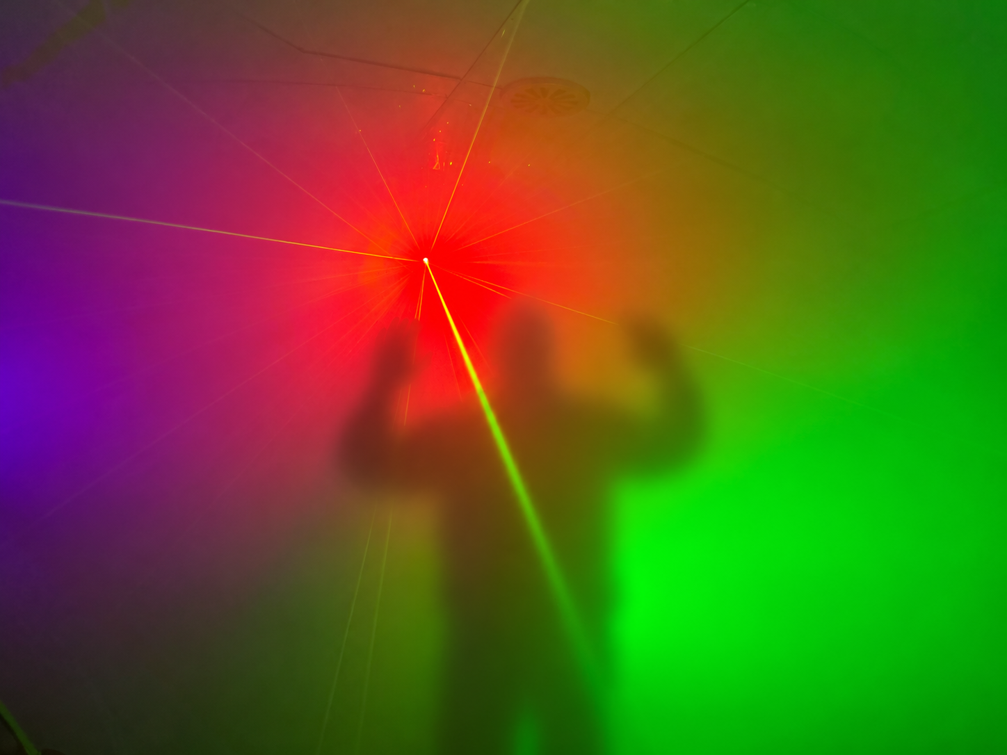Nebel und Laserlicht bei einer Feier im Wagen