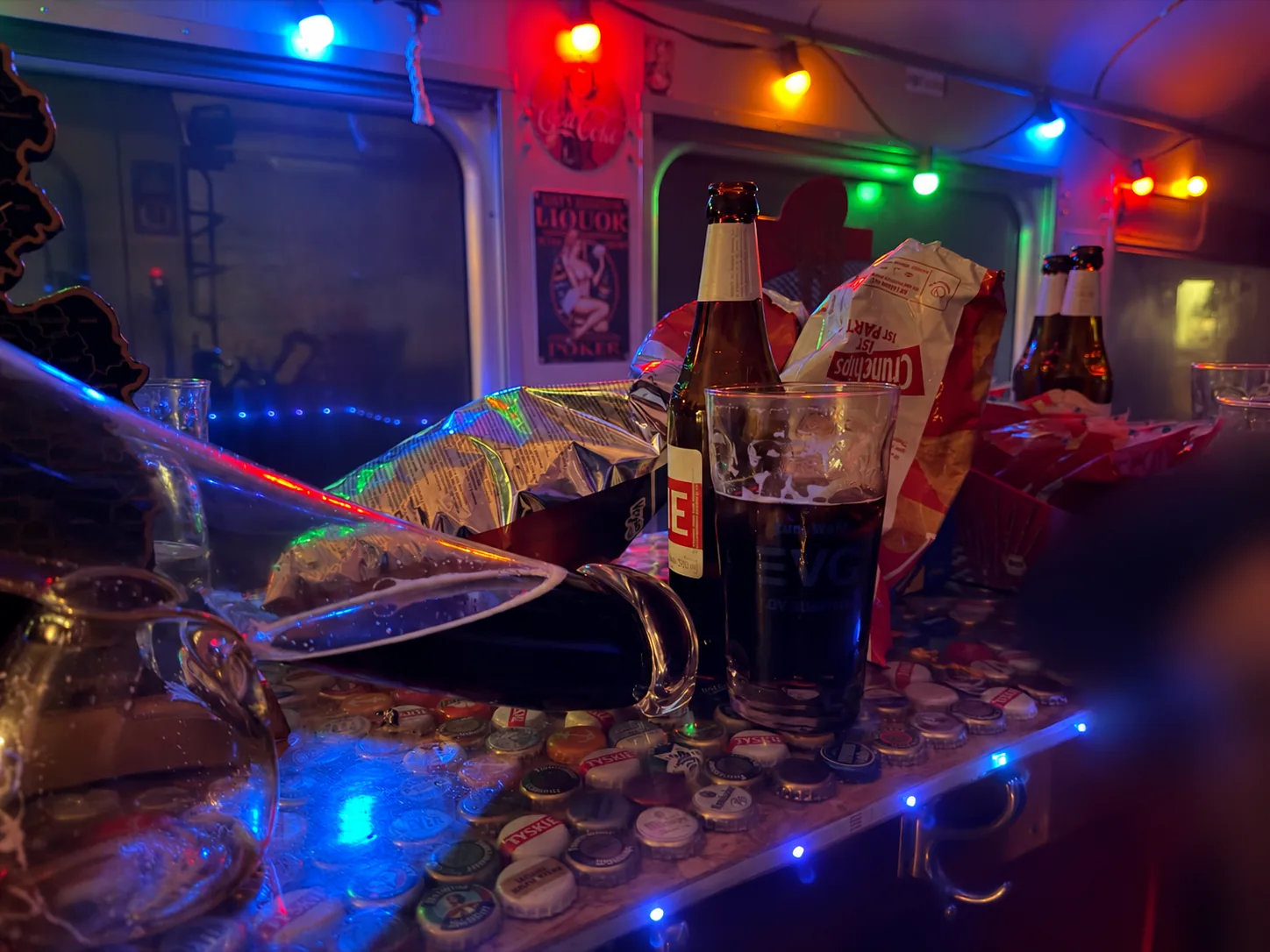 Bar-Detail mit Getränken und Lichterkette im Wagen