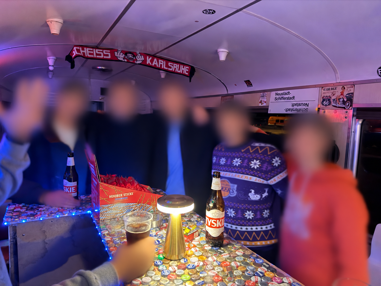 Gemeinsamer Abend rund um die Theke im Wageninneren