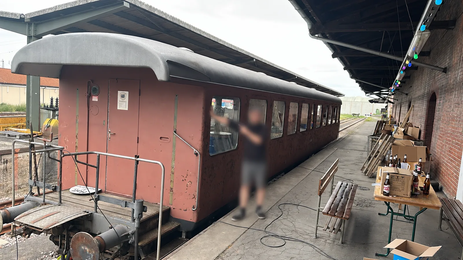 Foto aus dem historischen Wagen der Neustadter Kompanie: Unser Wagen am Bahnsteig