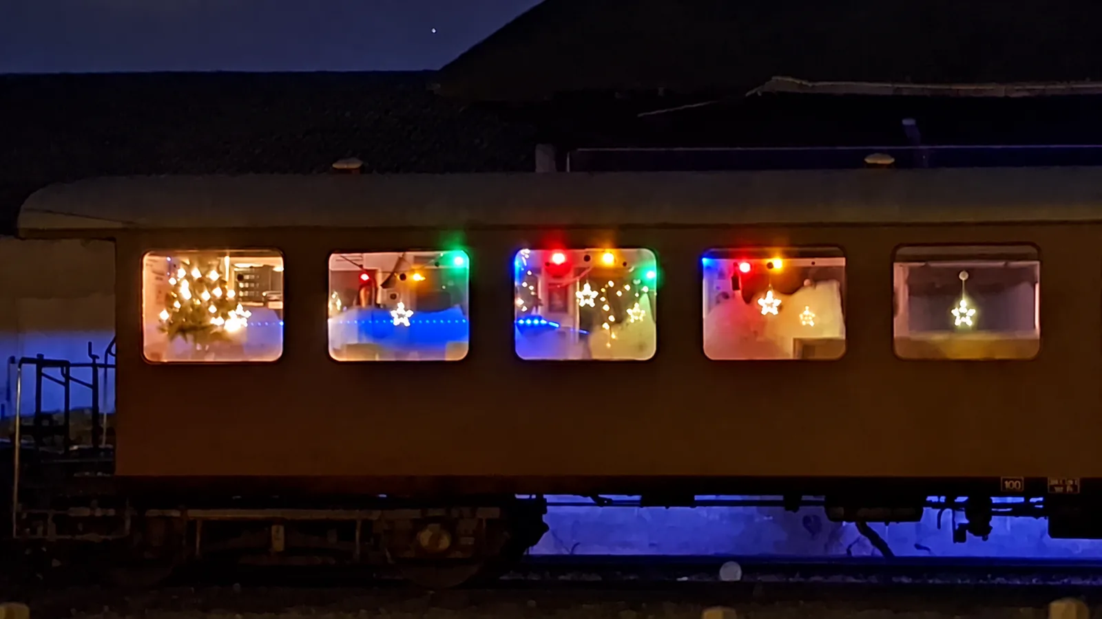 Foto aus dem historischen Wagen der Neustadter Kompanie: Der Wagen im Lichterglanz
